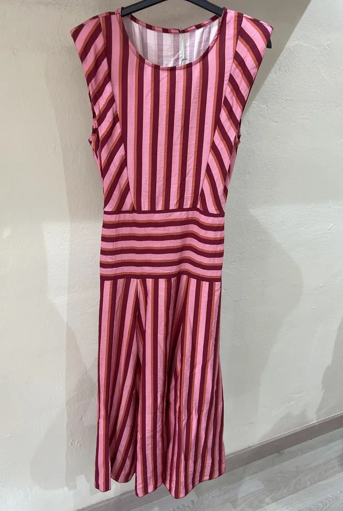 Vestido de rayas colgado en una percha dentro de la tienda