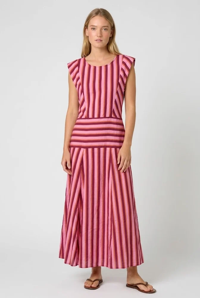 El mismo vestido de rayas puesto en una modelo, generado con IA
