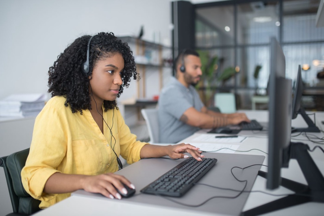 Equipo de atención al cliente con auriculares